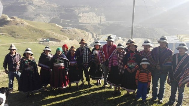 Alguns integrantes das 16 famílias camponesas que se negam a abandonar suas terras na localidade de Taquiruta, enquanto a empresa da mina Las Bambas não as indenizar de forma justa pela perda de seus currais, animais e moradias. Ao fundo, as operações do maior projeto de mineração do Peru. Foto: Milagros Salazar/IPS