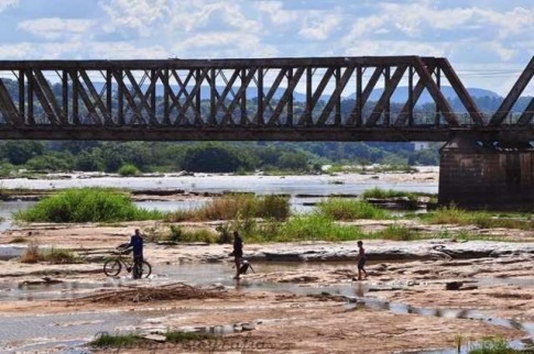 O São Francisco, à altura de Pirapora do Bom Jesus (MG). A ponte e seu vão marcam o declínio do rio