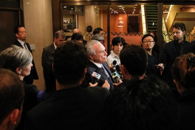 Michel Temer, um dos muitos vice-presidentes brasileiros que chegaram à Presidência, em um encontro com jornalistas no dia 18 deste mês, em Tóquio. As comunicações permitem atualmente que os governantes se afastem do país mantendo sua gestão e seu controle político interno. Foto: Beto Barata/PR