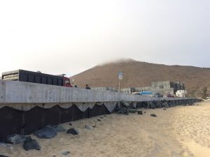 Muro quebra-ondas e hotel San Cristóbal na Praia de Lobos. Foto: Celia Guerrero/Pé de Página