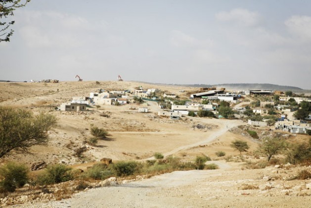 Na frente, a aldeia beduína não reconhecida de Umm al-Heran na lista de lugares a serem demolidos. Atrás, as máquinas do Fundo Nacional Judeu preparam o terreno para plantar árvores. O Estado obriga a tribo Abu Al Qian a se reassentar na aldeia vizinha de Hura. Foto: Silvia Boarini/IPS