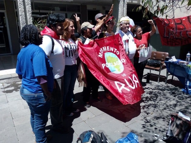 Ativistas protestam durante o fórum social Resistência à Habitat III, na Universidade Central do Equador, que recebeu o encontro paralelo à cúpula da Habitat III, que teve participação de cem organizações de mais de 30 países para debater como avançar no direito à cidade para todos. Foto: Emilio Godoy/IPS