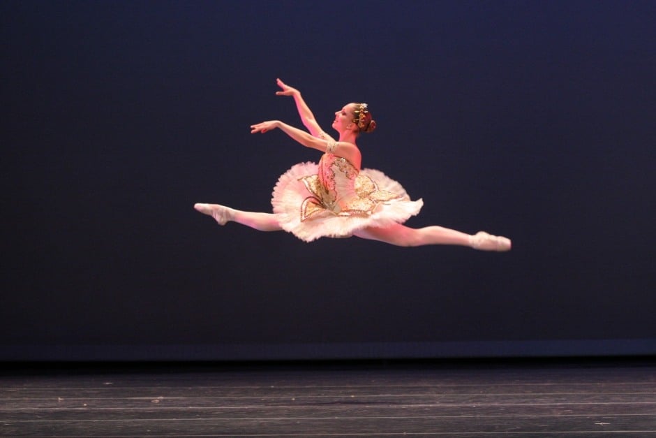 Pas de Deux de la Bayadère 2005, apresentado no Espetáculo "O Caminho para as pérolas" 2005. Foto: http://www.balletevelyn.com.br/index.php/portfolio