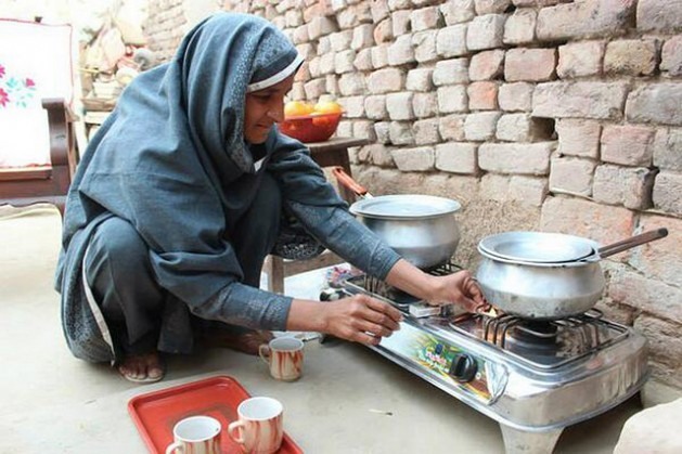 Nabela Zainab prepara chá em um fogão a biogás em sua casa no distrito de Faisalabad, na província de Punjab, no Paquistão. Essa alternativa permitiu eliminar a contaminação aérea e melhorar sua saúde. Foto: Saleem Shaikh/IPS