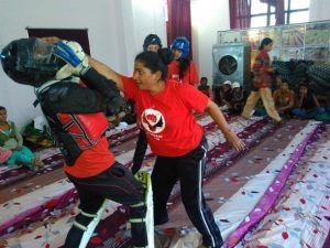 O organização feminina Brigada Vermelha ensina técnicas de defesa pessoal a mulheres e persegue os responsáveis por agressões sexuais. Foto: Neeta Lal/IPS