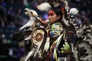 Dançarino tradicional no Festival Manito Ahbee, que celebra a cultura e o patrimônio indígena para unificar, educar e inspirar. Foto: Travel Manitoba/cc by 2.0