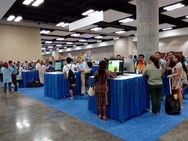  Uma sala para compartilhar experiências e pesquisas entre os 9.500 participantes do Congresso Mundial da Natureza, no Havaí, que, entre outros temas, aborda os benefícios e desafios da conservação em pequena escala. Foto: Emilio Godoy/IPS