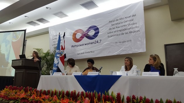  Da esquerda para a direita, a diretora regional da ONU Mulheres para as Américas e o Caribe, Luiza Carvalho; a diretora executiva da ONU Mulheres, Phumzile Mlambo-Ngcuka; a ministra da Condição da Mulher da Costa Rica, Alejandra Mora, e a copresidente do Painel de Alto Nível para o Empoderamento Econômico das Mulheres e presidente executiva da IKEA Suíça, Simona Scarpaleggia, durante a sessão do painel em São José. Foto: Diego Arguedas Ortiz/OS