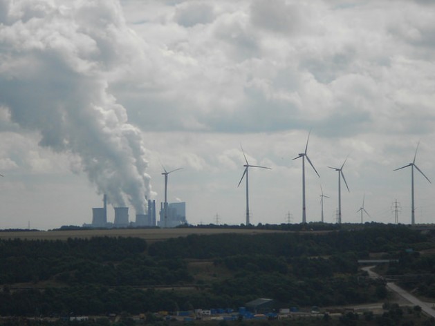 As energias eólica e solar ainda convivem na Alemanha com a dos combustíveis fósseis. Um parque eólico ao lado de uma das usinas elétricas abastecidas por lignito no Estado ocidental da Renânia do Norte-Westfalia. Foto: Emilio Godoy/IPS 