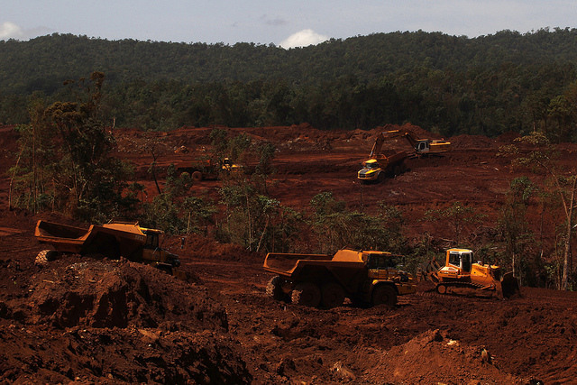  Equipamentos pesados extraem níquel em uma das minas do município de Moa, no leste de Cuba. O mineral é o principal produto de exportação do país e a segunda ou terceira fonte de divisas. Foto: Jorge LuisBaños/IPS