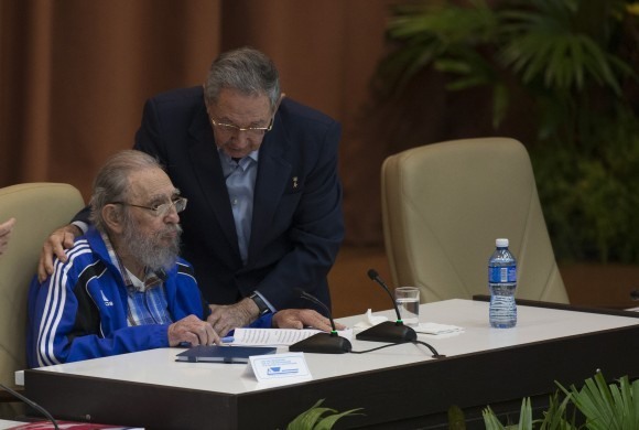 Interior da casa onde nasceu o líder da Revolução Cubana, Fidel Castro, e o presidente cubano Raúl Castro, com objetos e fotografias familiares, em Birán, no município de Cueto, província de Holguín. Foto: Jorge Luis Baños/IPS