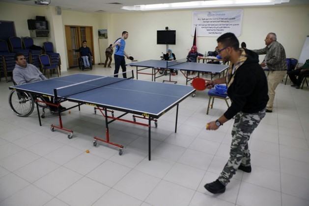 Jogadores de tênis de mesa no Centro Esportivo Majd, que atende pessoas com deficiências em Ramalá, no território palestino da Cisjordânia. Foto: Silvia Boarini/IPS