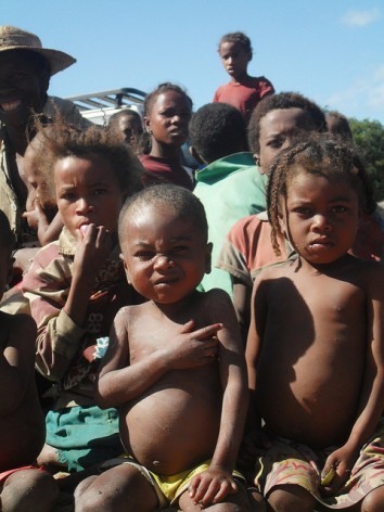 Quase metade das meninas e dos meninos das áreas afetadas pela seca no sul de Madagascar sofre má nutrição. Foto: Miriam Gathigah/IPS