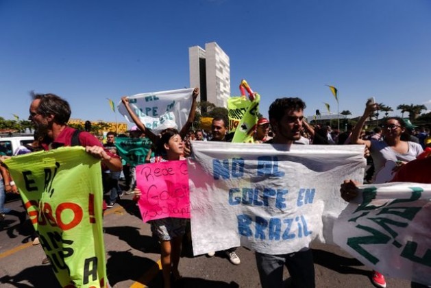 Um grupo de manifestantes contra o impeachment da presidente Dilma Rousseff, no começo de maio, perto do Palácio do Planalto. Manifestações a favor e contra sua saída do poder ocorrem há meses. Foto: Marcelo Camargo/Agência Brasil