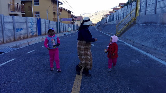 Duas meninas e sua mãe em uma rua de Nueva Fuerabamba, localidade para onde foram levados indígenas quéchua desalojados pela exploração da mina de cobre a céu aberto de Las Bambas, afastados de sua tradicional forma de vida, no departamento de Apurímac, na serra andina do sul do Peru. Foto:Milagros Salazar/IPS