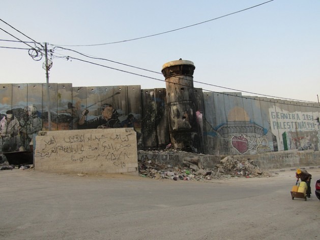 No território palestino da Cisjordânia, um “muro de segurança” de oito metros de altura cerca parte do acampamento de refugiados palestinos Aida, 1,5 quilômetro ao norte de Belém. Foto: Fabíola Ortiz.