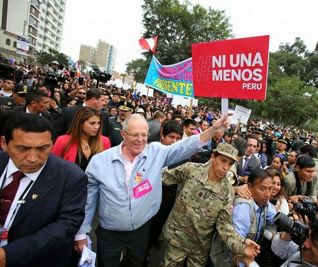 O presidente Pedro Pablo Kuczynski durante sua participação em parte do trajeto da marcha contra a violência dirigida às mulheres no Peru, onde somente no primeiro semestre deste ano houve 54 feminicídios e 118 tentativas frustradas. Foto: Presidência do Peru