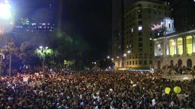 Um dos protestos de massa em junho de 2013 no Rio de Janeiro, quando começou a tendência às manifestações de protesto que em diferentes ciclos persistem até agora no Brasil. Foto: Fabíola Ortiz/IPS