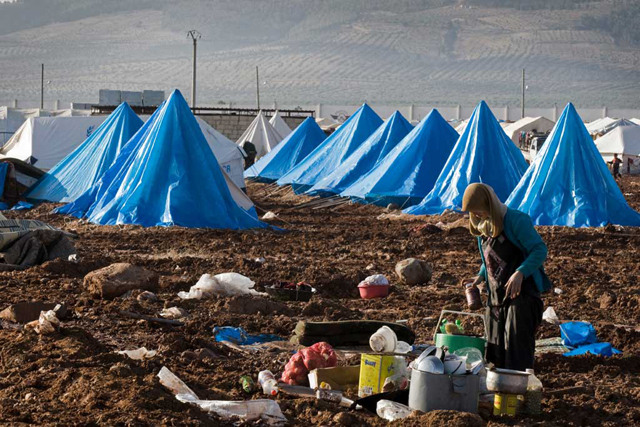 Mulher prepara refeição no acampamento para refugiados internos Bab Al Salame, em Alepo, na Síria, perto da fronteira com a Turquia, em janeiro de 2014. Foto: Ocha/ONU