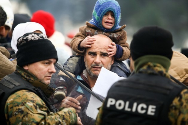 Refugiados sírios sobrevivem em condições insuportáveis no acampamento de Idomeni, na fronteira da Grécia com a Macedônia. Foto: Dimitris Tosidi/Irin