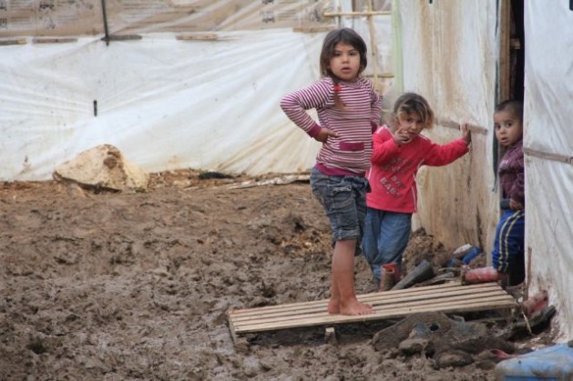 Crianças sírias aprendem a sobreviver em um acampamento de refugiados no norte do Líbano. Foto: Zak Brophy/IPS