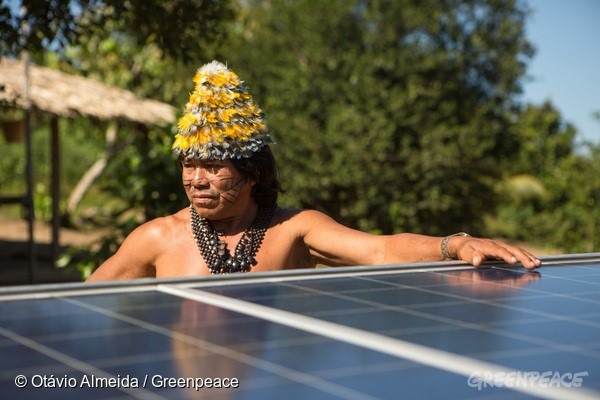 Instalação de placas solares na Terra Indígena Sawré Muybu, do povo Munduruku, mostra o caminho da energia verdadeiramente limpa. Foto: © Otávio Almeida/Greenpeace