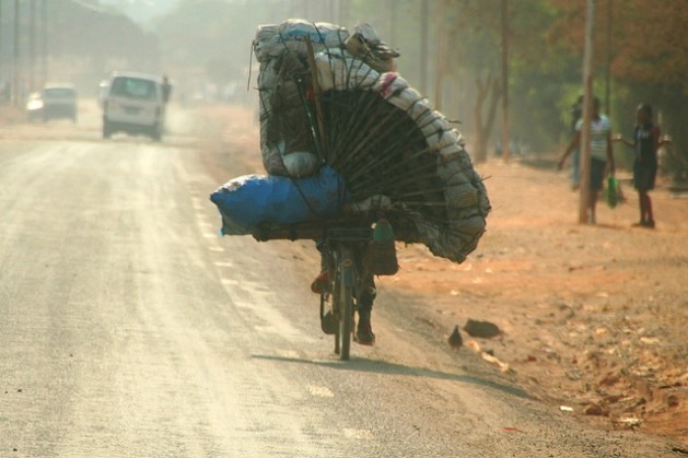 Um congolês transporta carvão vegetal em sua bicicleta em Lumbabashi, na República Democrática do Congo. Foto: Miriam Mannak/IPS