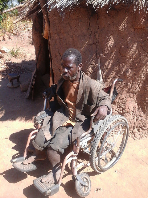 Moses Kasoka diante de sua choça em Pemba, no sul de Zâmbia. Foto: Friday Phiri/IPS