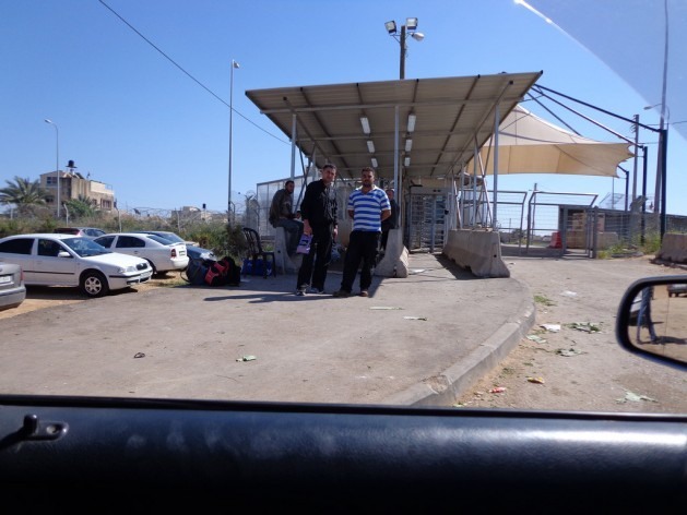 O posto de controle fronteiriço de Azzum Atme, entre Cisjordânia e Israel, onde centenas de trabalhadores palestinos viajam a Israel diariamente nos ônibus israelenses. Foto: Mel Frykberg/IPS