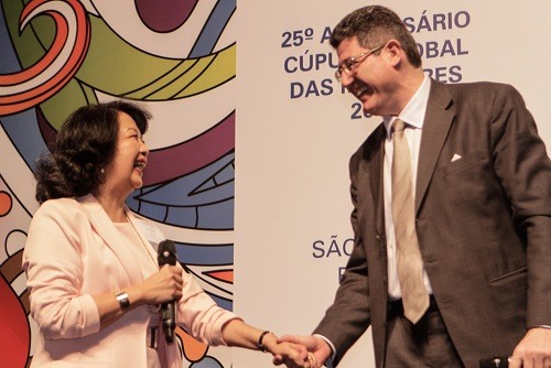 Irene Natividad, presidente Global Summit of Women e Joaquim Levy, Ministro da Fazenda. Foto: Global Summit of Women 2015
