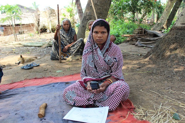Nibasini Phradhan, na aldeia de Gunduribadi, maneja um GPS fornecido pelo governo para ajudar a comunidade a definir os limites de suas terras ancestrais. Foto: Manipadma Jana/IPS