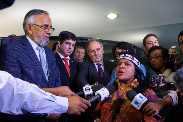 Da esquerda para a direita estão os senadores João Capiberibe (PSB/AP), Randolfe Rodrigues (PSOL/AP) e Cristovam Buarque (PDT/DF). Quem dá a entrevista é Sônia Guajajara, liderança indígena. Foto: Gabinete do Senador João Capiberibe