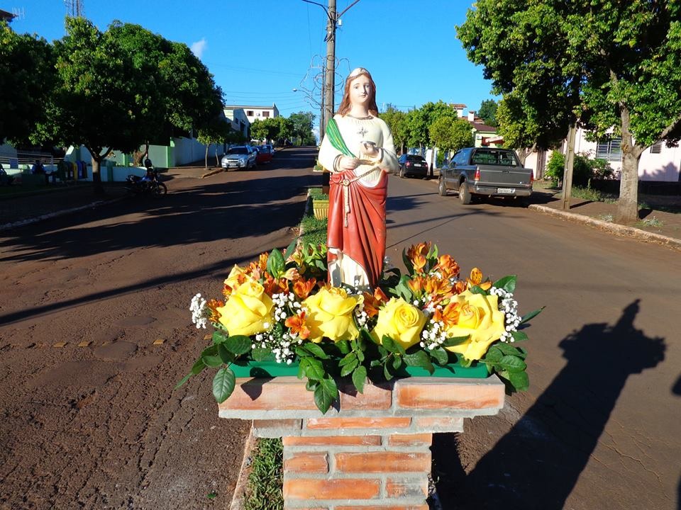 Santa Lúcia, padroeira da paróquia de Caibaté, na entrada da cidade. Foto: Divulgação