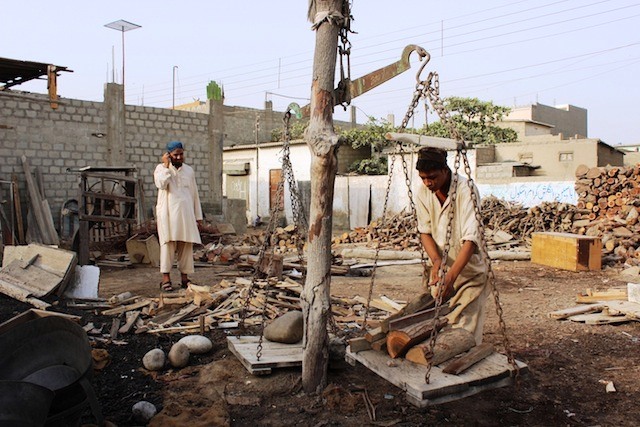 O governo aconselhou os habitantes de Karachi a ficarem dentro de suas casas até passar a onda de calor, mas os trabalhadores diaristas não têm opção, sem dinheiro não há comida. Foto: Zofeen T. Ebrahim/IPS