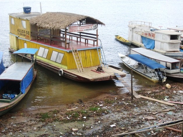 Um barco turístico atracado à margem do rio Xingu em Altamira, no Pará. A falta de embarcadouros e muitos outros serviços deverá ser corrigida para que o turismo represente uma alternativa para enfrentar o impacto econômico e de emprego do fim da megaconstrução da central hidrelétrica de Belo Monte. Foto: Mario Osava/IPS