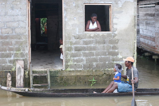 Família em uma aldeia às margens do rio Atrato, no departamento de Chocó, na Colômbia, onde a mortalidade infantil é três vezes mais alta do que na capital. Foto: Jesús Abad Colorado/IPS