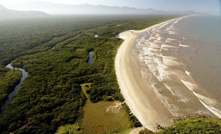 Apenas 2% da costa brasileira está protegida. Áreas naturais protegidas como o Parque Estadual Restinga de Bertioga., localizado na Mata Atlântica. Foto: © Adriana Mattoso