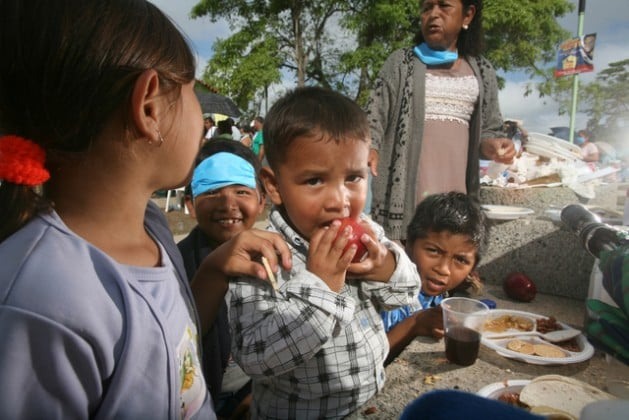 Distribuição de alimentos em uma localidade do Estado mexicano de Tabasco, parte de um dos muitos programas criados na América Latina nos últimos 15 anos para reduzir a fome. Foto: Mauricio Ramos/IPS