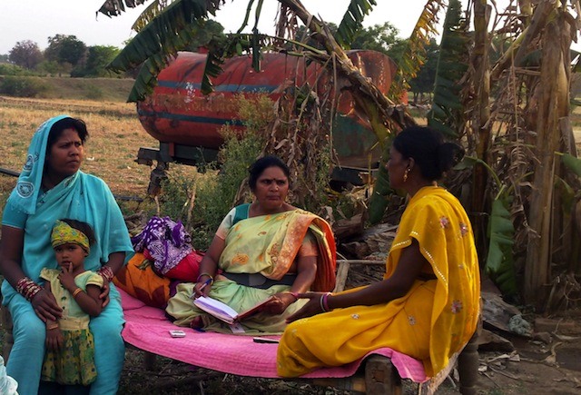 Mulheres que integram a organização feminina Narmada Mahila Sangh (NMS) reunidas na aldeia de Borgaon, no Estado de Madhya Pradesh, centro da Índia. Foto: Stella Paul/IPS