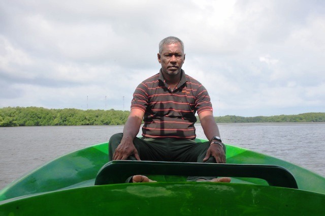 Douglas Thisera, conhecido como “mestre do mangue”, se dedica a proteger os mangues há duas décadas e meia no distrito de Puttalam. Foto: Amantha Perera/IPS