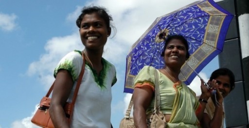 As poucas mulheres que buscam trabalho no Sri Lanka encontram um sistema que não as favorece. Foto: Amantha Perera/IPS