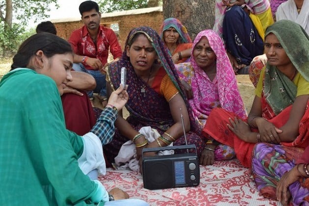 A Rádio Bundelkhand, do centro da Índia, tem cerca de 250 mil ouvintes, dos quais 99% são agricultores. Foto: Stella Paul/IPS
