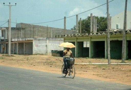 No Sri Lanka, muitas mulheres reclamam melhores meios de transporte e serviços de cuidado e creche para criar um ambiente de trabalho mais favorável. Foto: Amantha Perera/IPS