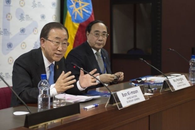 O secretário-geral da ONU, Ban Ki-moon (esquerda), durante entrevista coletiva em Adis Abeba, após participar da Terceira Conferência Internacional sobre Financiamento para o Desenvolvimento. Foto: Eskinder Debebe/ONU
