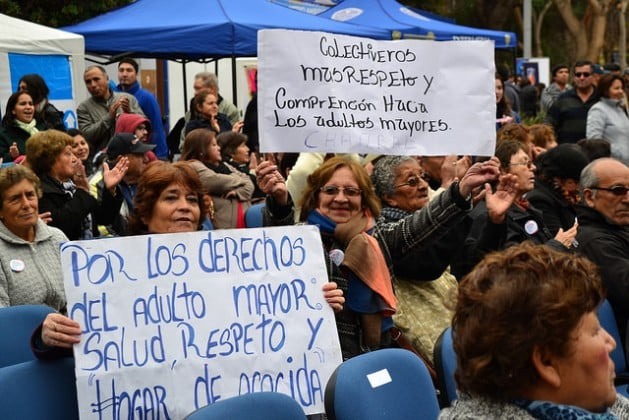 Um grupo de aposentadas chilenas reclama seus direitos durante uma manifestação, em Santiago este mês, para promover os direitos das mulheres do Chile. Foto: Claudio Riquelme/IPS 
