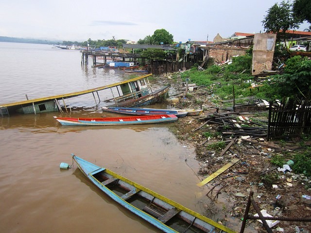Barcos de pesca já abandonados à margem do rio Xingu, em um bairro da cidade de Altamira, no Pará, que foi evacuado antes de ser inundado pela represa da hidrelétrica de Belo Monte. Foto: Mario Osava/IPS
