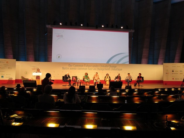 Sessão da conferência científica sobre mudança climática, em Paris, durante a intervenção da relatora especial para os direitos humanos das Nações Unidas, Victoria Tauli-Corpuz. Foto: Fabíola Ortiz/IPS