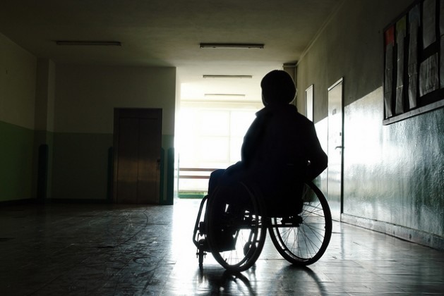 A deficiência e a pobreza estão relacionadas, devido à discriminação, ao nível educacional e ao consequente desemprego. Foto: Bigstock