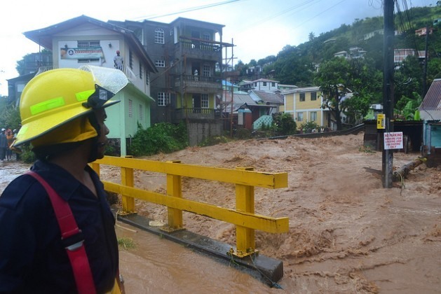 As graves inundações estão entre os principais efeitos devastadores da mudança climática, como as que afetaram a ilha caribenha de Dominica em 2011. Foto: Desmond Brown/IPS