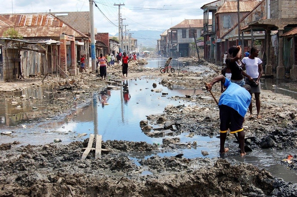 Falta de saneamento básico é um dos fatores para a propagação de doenças, como o cólera, no Haiti. Foto: PNUMA 